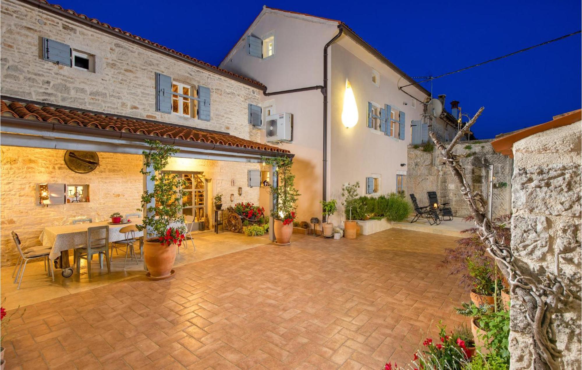 Amazing Home In Foli With Kitchen Exteriér fotografie